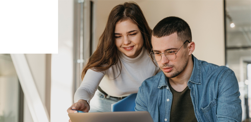 Diseñadores trabajando en la creación de una landing Page en WordPress