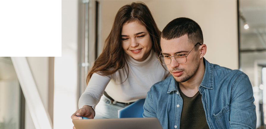 Diseñadores trabajando en la creación de una landing Page en WordPress