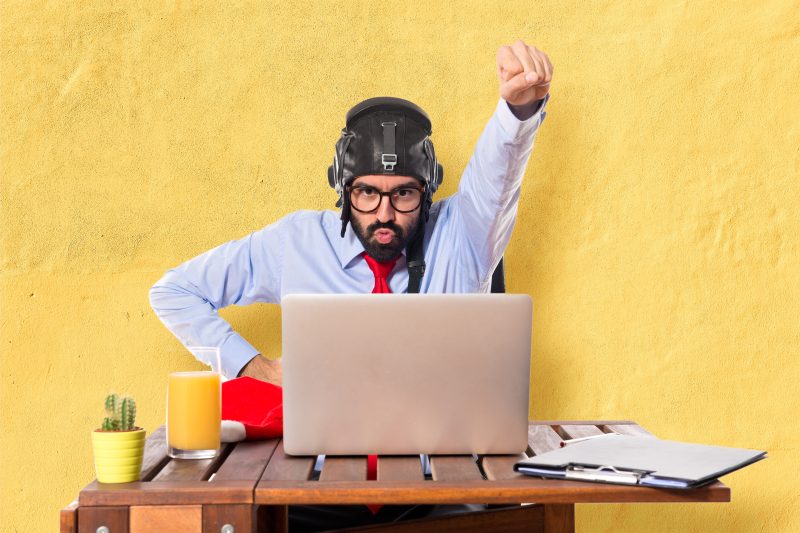 Desarrollador Full Stack Super Heroe trabajando