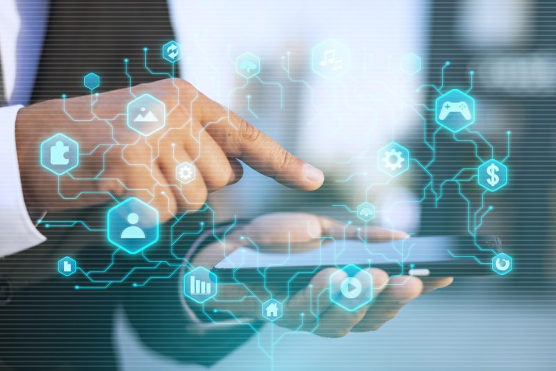 Persona trabajando con IA en negocios