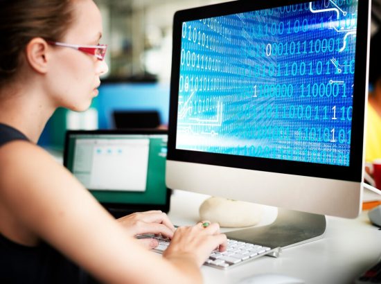 ¡El superpoder del desarrollo Full Stack te espera! Mujer trabajando en desarrollo web, viendo código binario