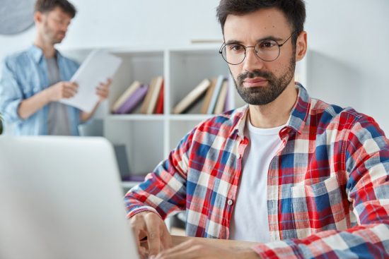 ¡El superpoder del desarrollo Full Stack te espera! Hombre joven estudiando desarrollo full stack en IEM