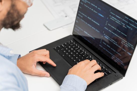¡El superpoder del desarrollo Full Stack te espera! Hombre trabajando como desarrollador web programando en HTML