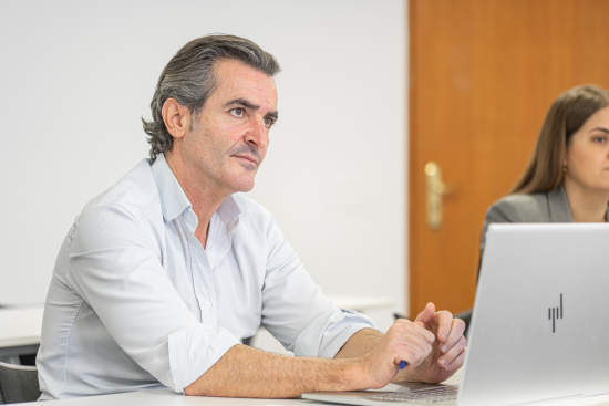 gerente de marketing, estudiando máster en dirección de marketing. una Profesiones Digitales más Demandadas para 2025