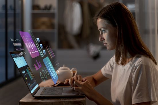 Mujer diseñadora de UX UI trabajando en nuevo proyecto. Anticipando el futuro del diseño UI/UX