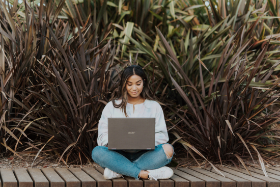 Mujer latinoamericana estudiando Máster en Marketing Digital y Digital Business. las Profesiones Digitales más Demandadas en España y Latinoamérica