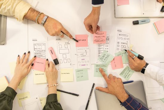 Equipo de marketing diseñando una Landing Pages en WordPress