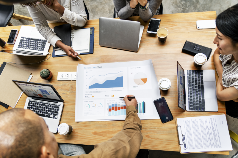 Ejecutivos de marketing utilizando La IA en la Investigación de Mercados.