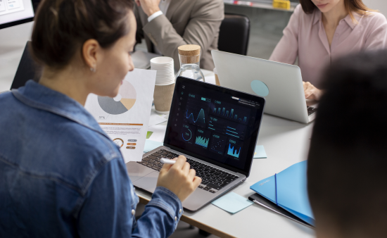 Marketing manager utilizando La IA en la Investigación de Mercados