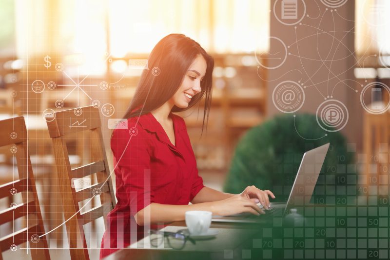 Mujer trabajando en Digital Business después de cursar un máster en IEM