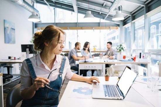 Mujer utilizando las Aplicaciones Prácticas de la Inteligencia Artificial en Empresas