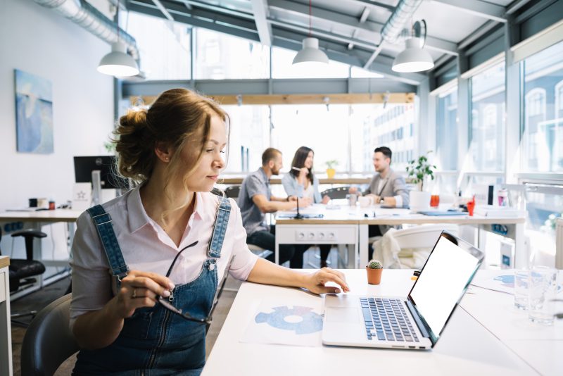 Mujer utilizando las Aplicaciones Prácticas de la Inteligencia Artificial en Empresas