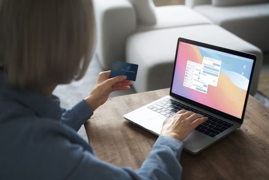 Señora realizando una compra en un ecommerce que más tarde le mandará un descuento para que vuelva a comprar siguiendo una estrategia de remarketing.