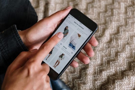 Persona ojeando un ecommerce que luego le mostrará anuncios de esos productos por retargeting y remarketing.