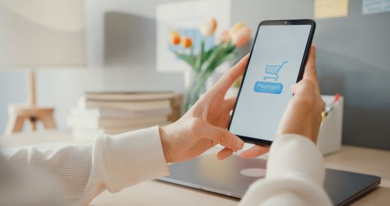 Persona abandonando un carrito de compra que más tarde le será recordado por email por una técnica de remarketing.