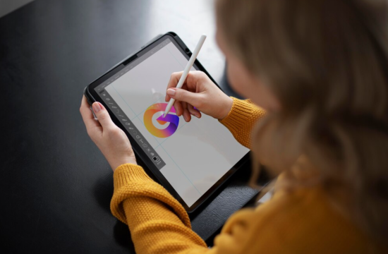 Diseñadora gráfica creando el logotipo que incluirá en el brandbook de su marca