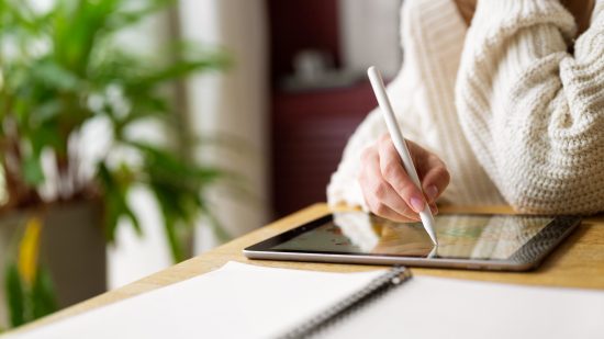 Mujer pensando como diseñar la identidad visual que incluirá en el brandbook de su marca.