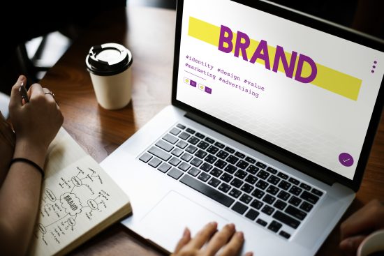 Diseñadores creando el brandbook de su marca.