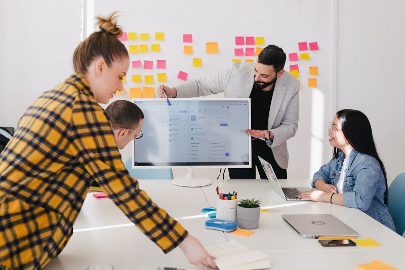 Exalumnos trabajando después de terminar el máster propio de IEM