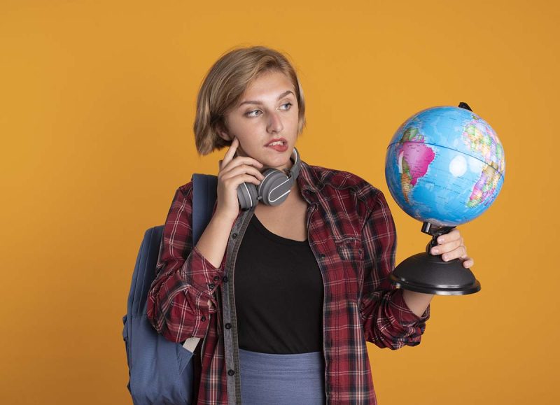 Mujer extranjera pensando que estudiar en IEM