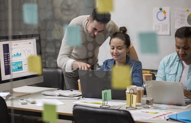Exalumnos de IEM, trabajando en España