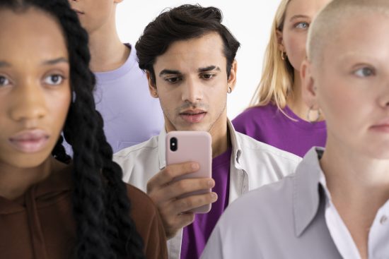Un Community Manager leyendo un post de un blog que explica cómo es la gestión de crisis en redes sociales.