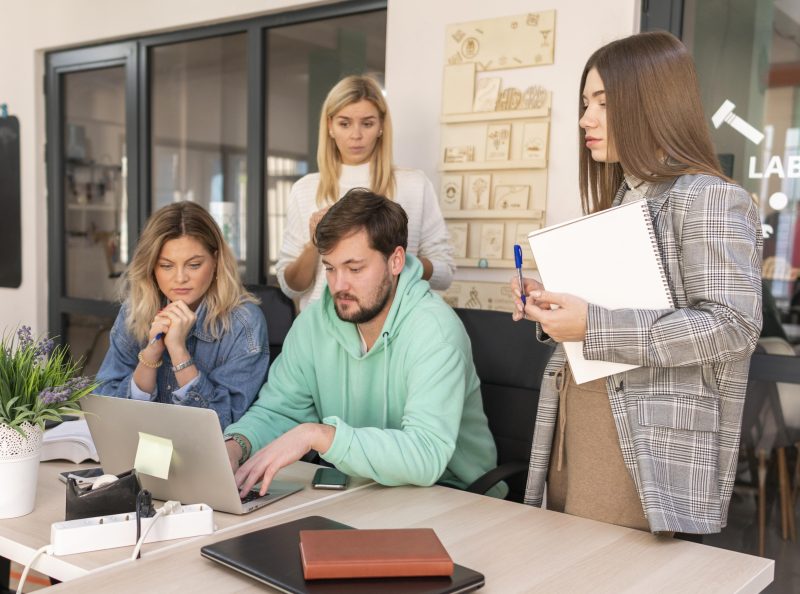 Equipo hablando sobre la gestión de crisis en redes sociales.