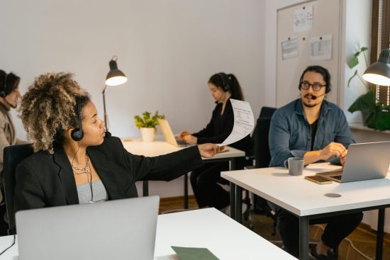 Equipo trabajando en la gestión de crisis en redes sociales.