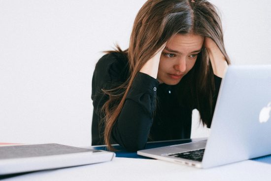 Profesional preocupada por cómo llevar a cabo la gestión de crisis en redes sociales.