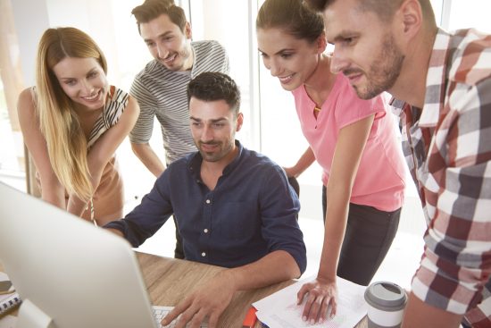 Equipo ojeando las tendencias de marketing digital 2025.