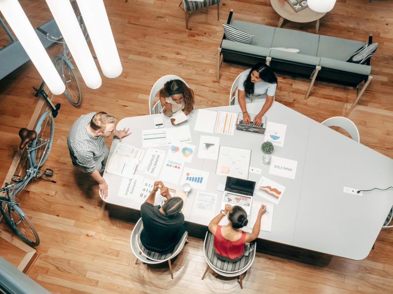 Equipo hablando sobre cuáles serán las tendencias de marketing digital este 2025.