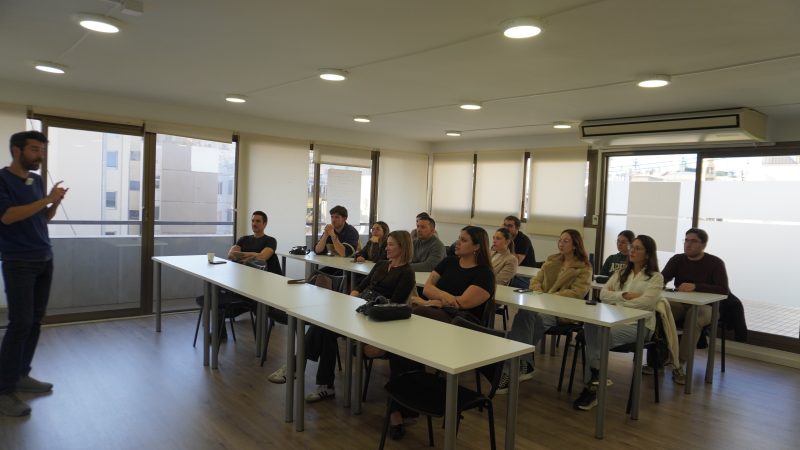 Charla sobre Growth Marketing y cómo construir sistemas reales de crecimiento en negocios digitales