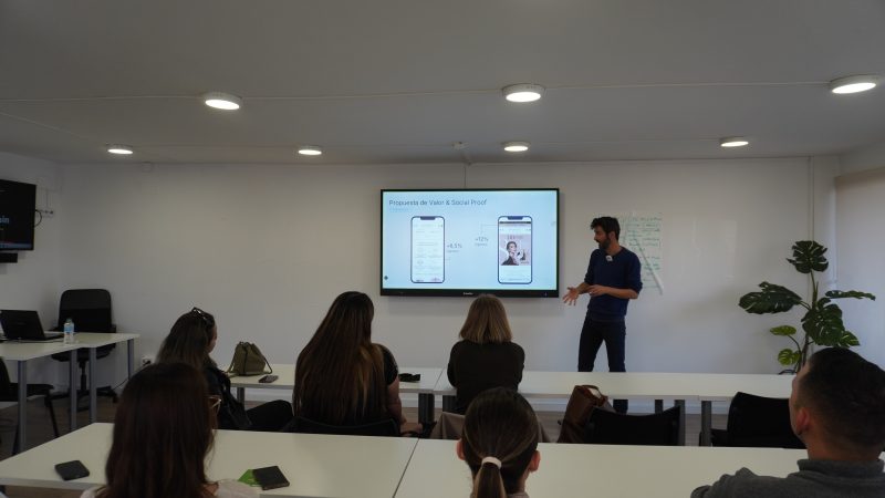 Charla sobre Growth Marketing: cómo construir sistemas reales de crecimiento en negocios digitales