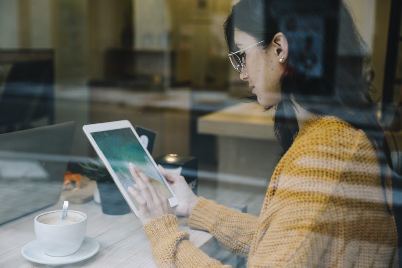 Mujer realizando búsquedas con una tablet
