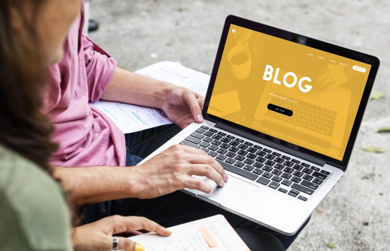 Un blog corporativo que publica guías, tutoriales y tendencias para atraer tráfico cualificado y convertir lectores en leads.