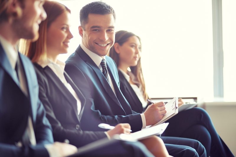 Empresarios asisten a curso de Power BI