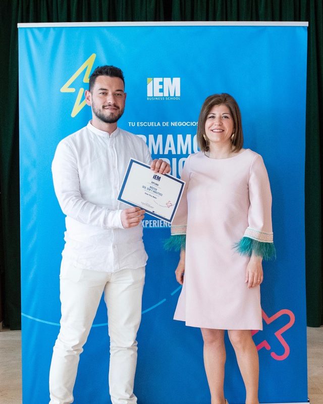 Graduación de Víctor Pérez en IEM del Máster de SEO y SEM en 2022