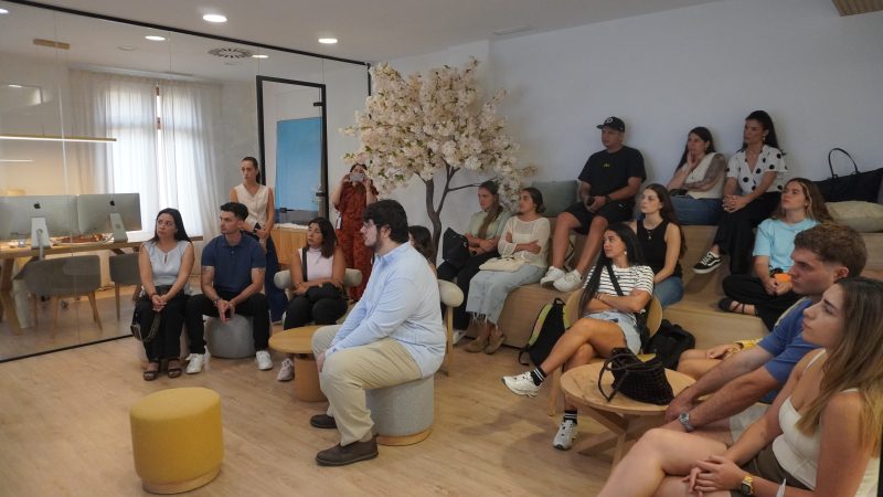Alumnos durante el coloquio en UNÁNIME